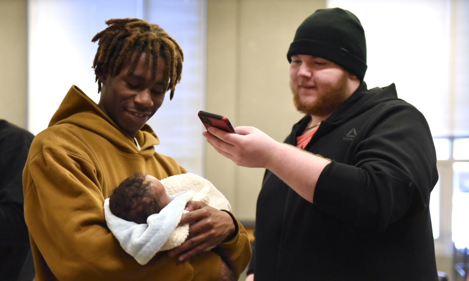 tyreque carter holding his son